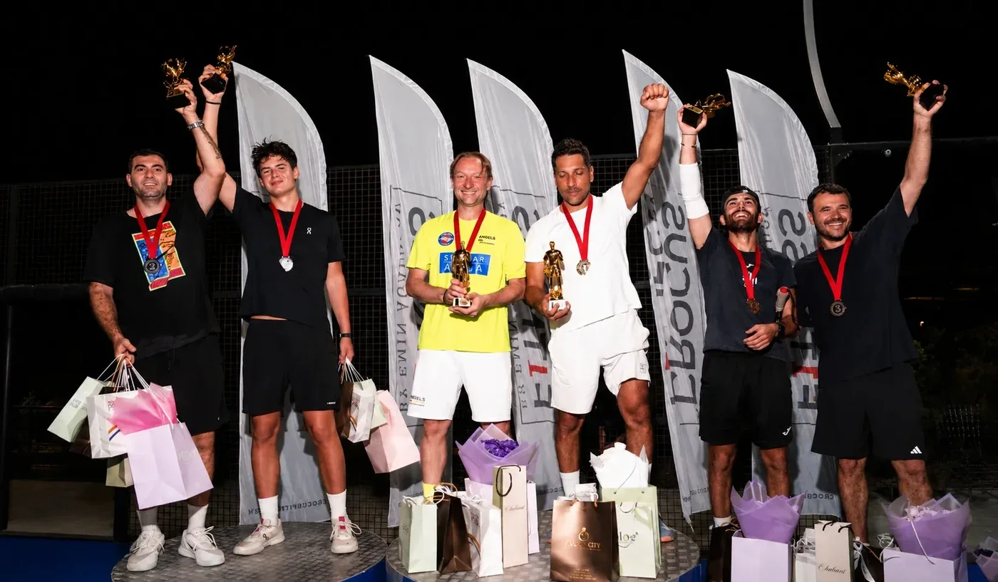 Призёры звёздного Crocus Fitness Padel Cup с кубками, июль 2026
