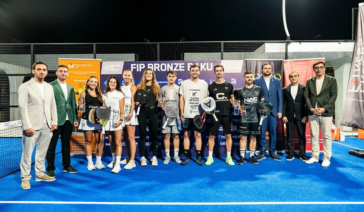 Участники и организаторы турнира FIP Bronze Baku II на синем корте, июль 2026